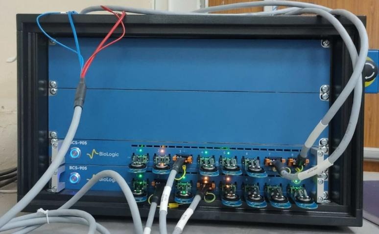 A machine with wires connected to it
AI-generated content may be incorrect.