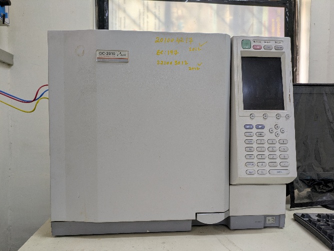 A large white machine with a screen
AI-generated content may be incorrect.