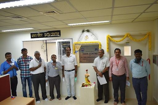 A group of men standing in a room

AI-generated content may be incorrect.