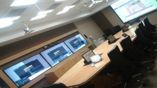 A room with a large screen

AI-generated content may be incorrect.